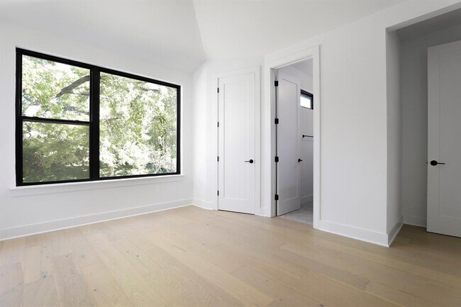 Building Photo - 3204 Westhill Dr