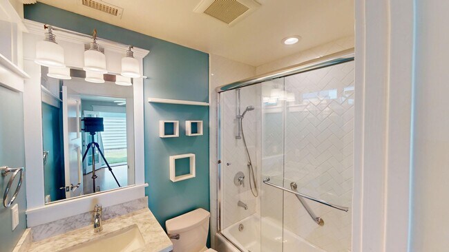 Building Photo - Spacious 4 Bed and 3 Bath Home in Coronado...