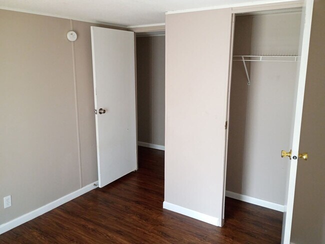 Building Photo - 3 Bedroom/2 Bathroom Home on a Large Lot