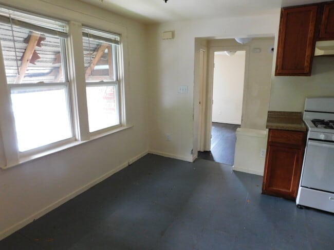 Building Photo - 2nd Floor Apartment Unit