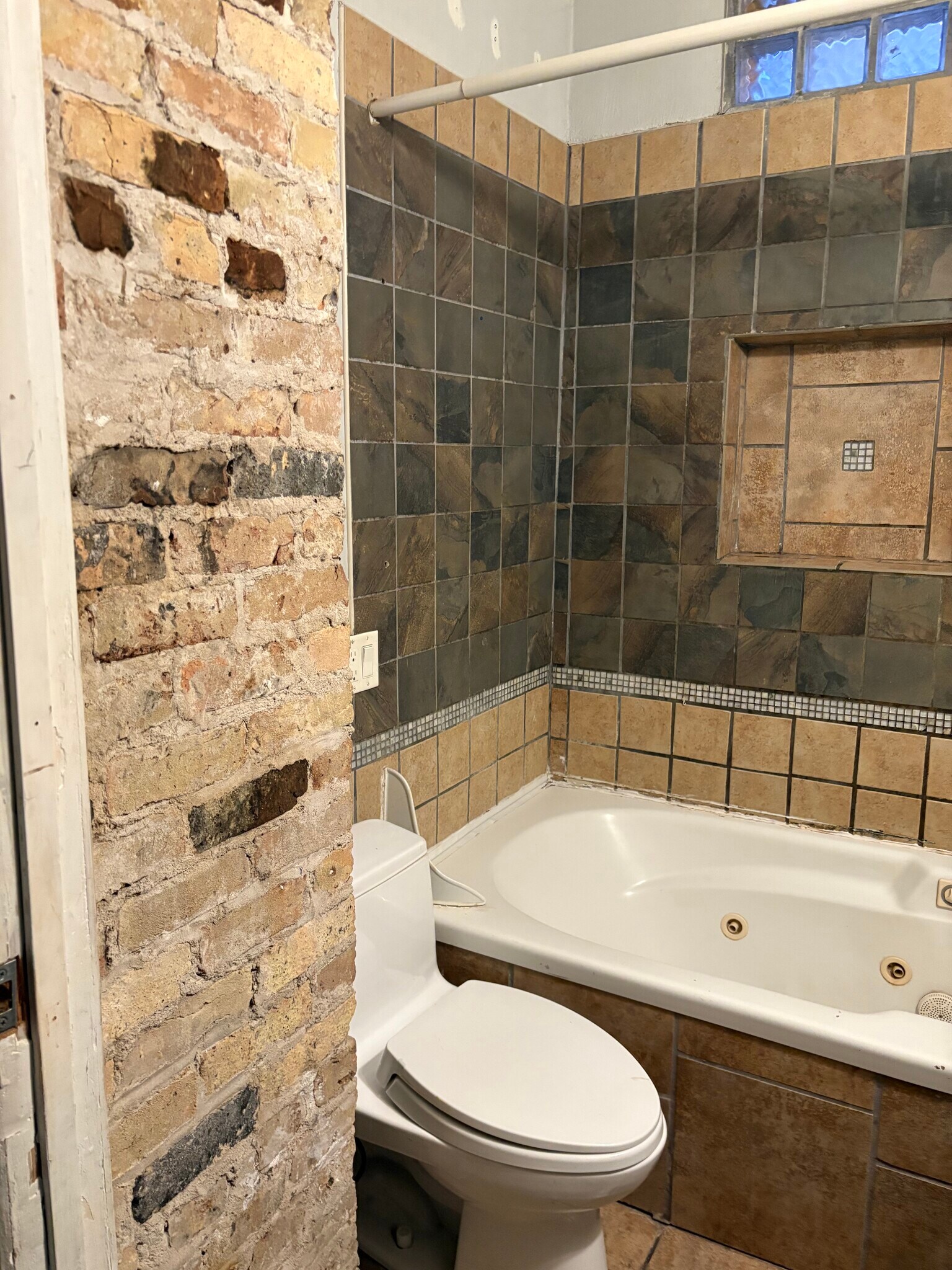 Bathroom - 1435 W Melrose St