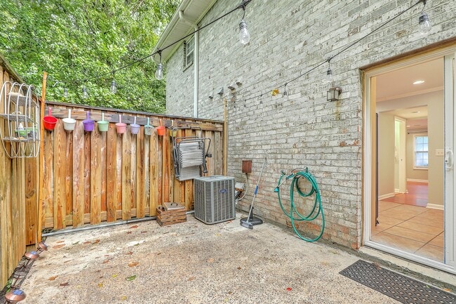 Building Photo - 502 Stinson Dr