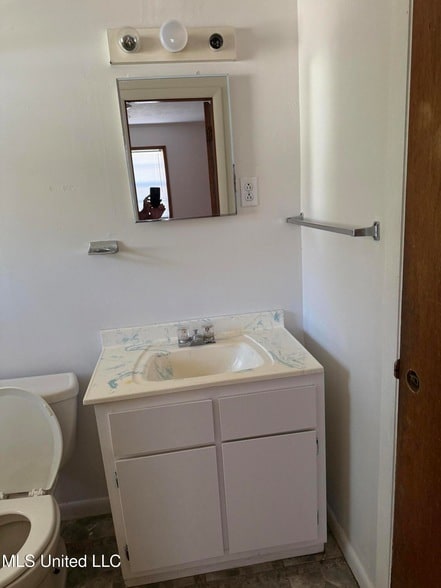 Building Photo - 2214 Pine Ave