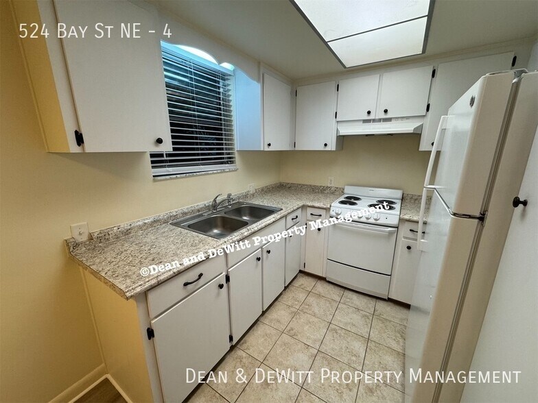 Building Photo - 2 Bed/1 Bath - Unit 4
