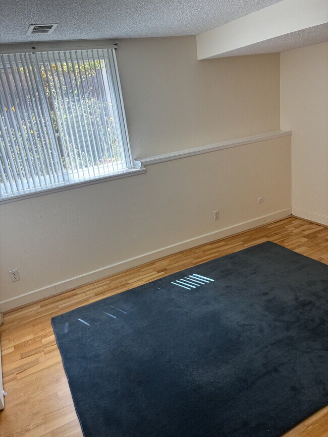 Building Photo - Beautiful Townhome - 4 Bedrooms 3 Bathroom with 2 Additional Bonus Rooms!