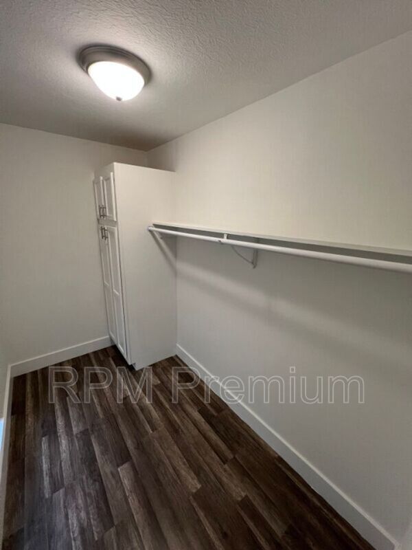 Building Photo - 464 Wilton Dr