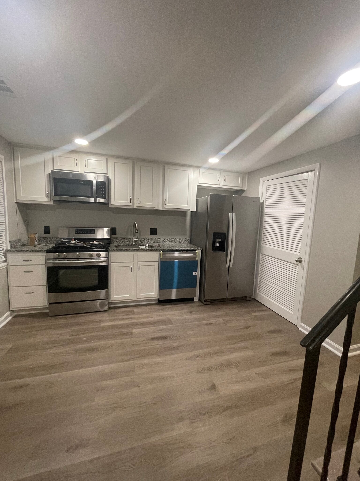 Kitchen (2/3) - 1900 Dutch Village Dr