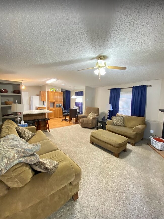 Building Photo - 3 Bedroom/ 2 Bathroom Mobile Home with a f...