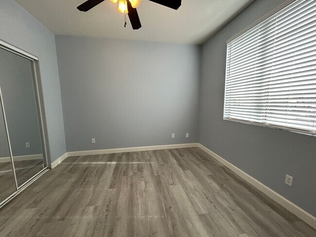 Building Photo - 955 E Knox Rd