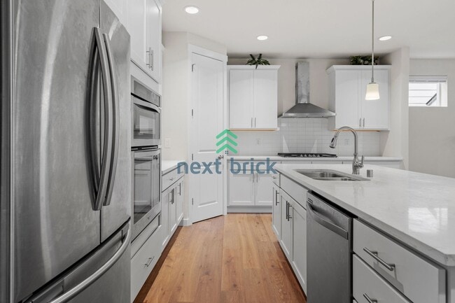 Building Photo - 5 BED & 3.5 BATH FOR RENT