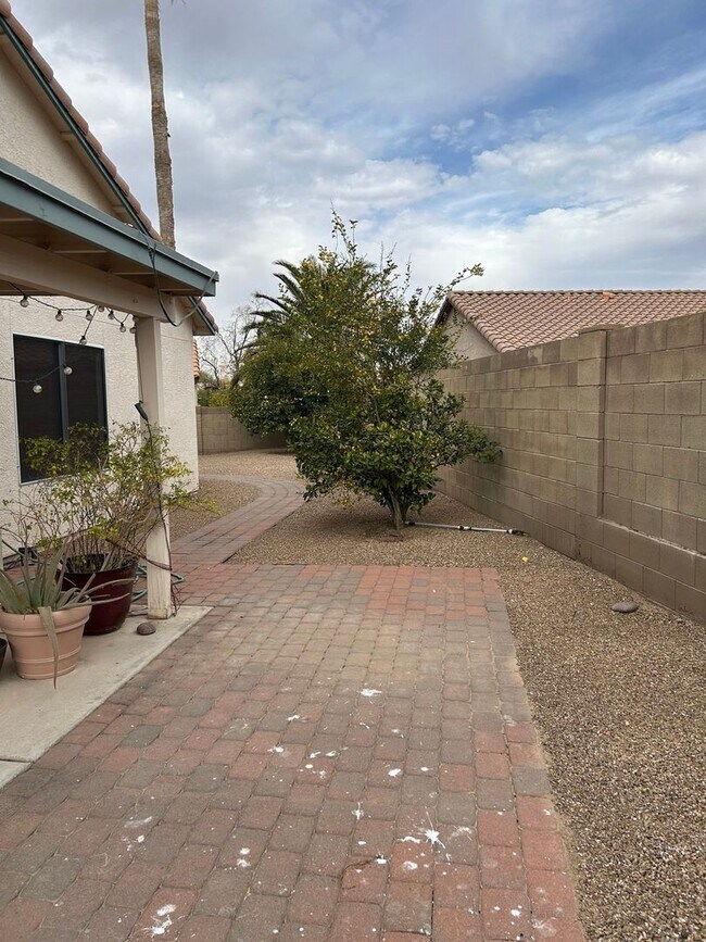 Building Photo - 7277 W Maple Ridge Dr