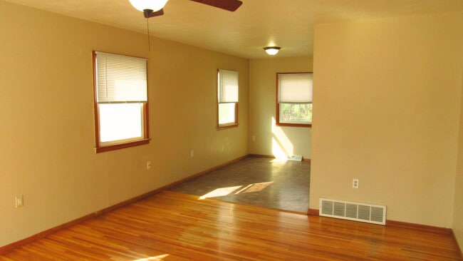 Building Photo - 722 13th Ave