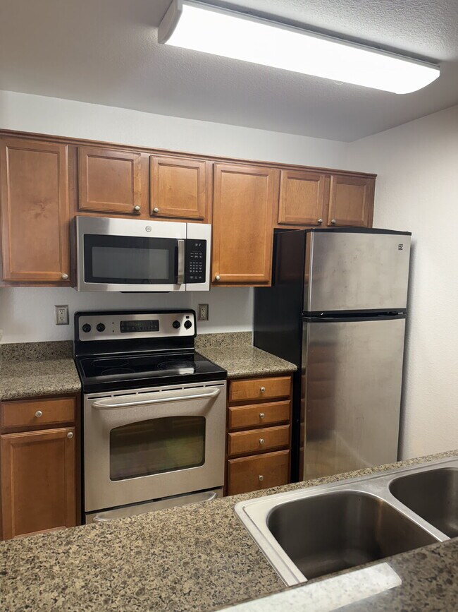 Building Photo - Beautiful 2 Bed, 1 Bathroom Lower-Level Co...