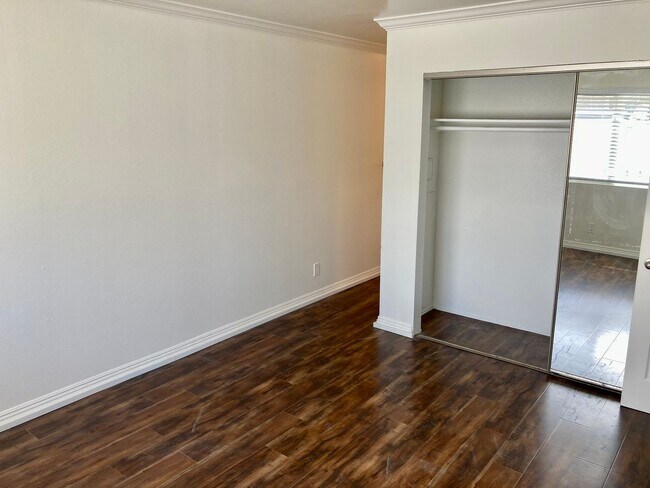 Building Photo - 1 Bedroom Just Blocks From the Ocean