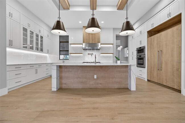Building Photo - 16130 Pendio Dr
