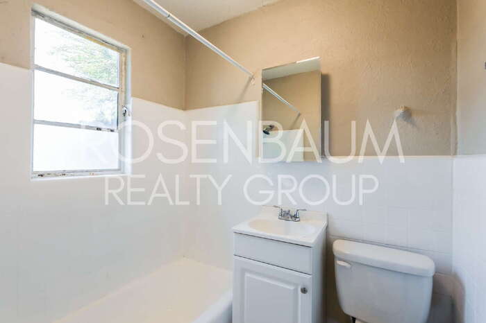 Building Photo - 302 W Flores St