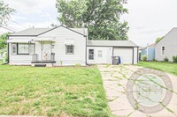 Building Photo - 2 Bed 1 Bath House Located In Council Bluf...