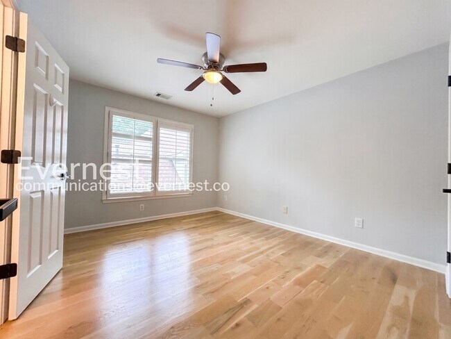 Building Photo - 5 Bed/3.5 Bath Home with Garage /Available Now!