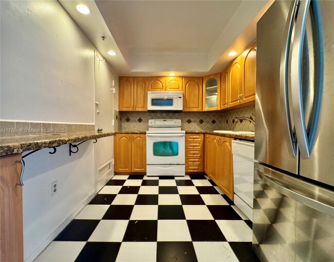 Building Photo - 400 Kings Point Dr