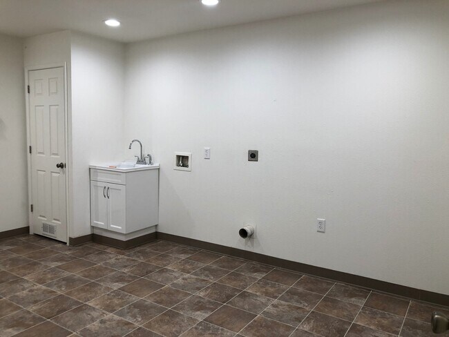 Building Photo - 1980 Sultana Dr