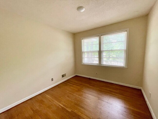 Building Photo - 3824 Lee Hills Dr