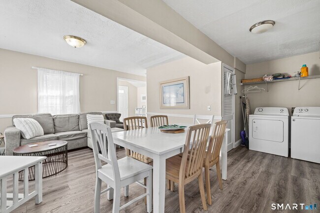 Building Photo - 116 College Pl