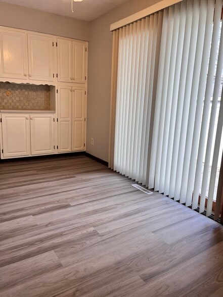 Kitchen - 1861 Hillandale Ave