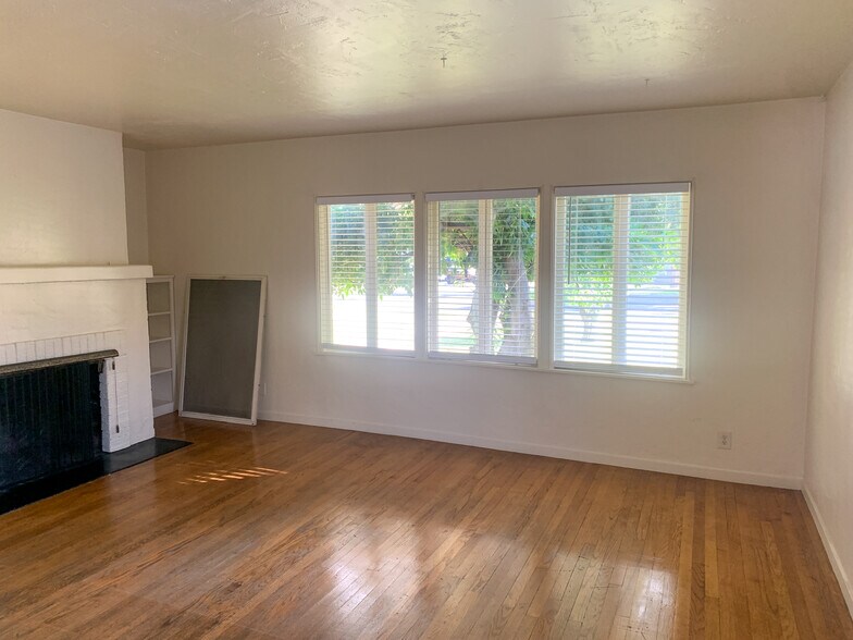 Building Photo - 832 S Maple Ave