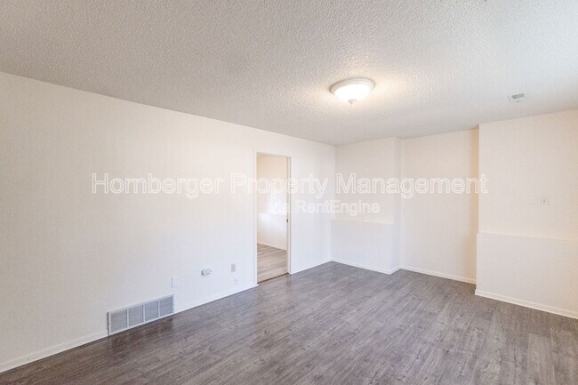 Building Photo - 10309 N Hooper Rd