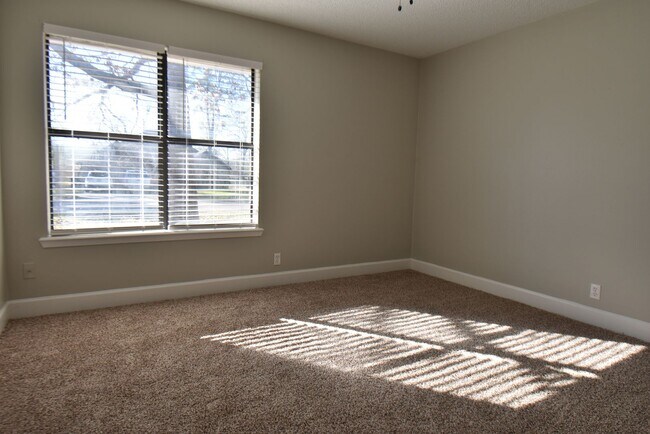 Building Photo - Available Now! Stunning 3 Bed 2 Bath in Fl...