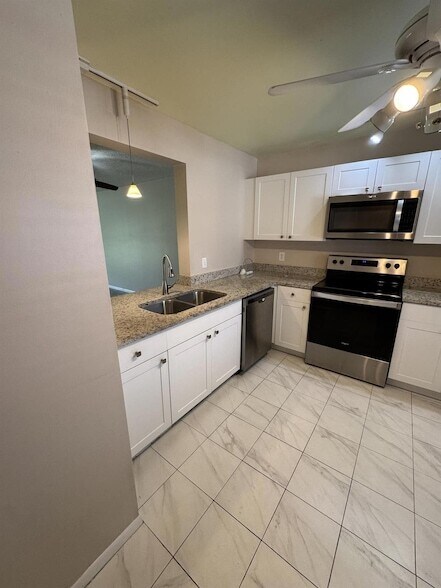 Building Photo - 1403 Lakeview Dr E