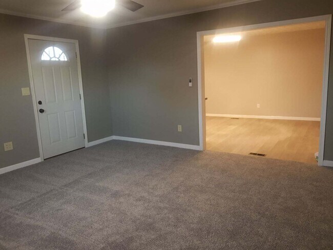 Building Photo - 140 Redbud Dr