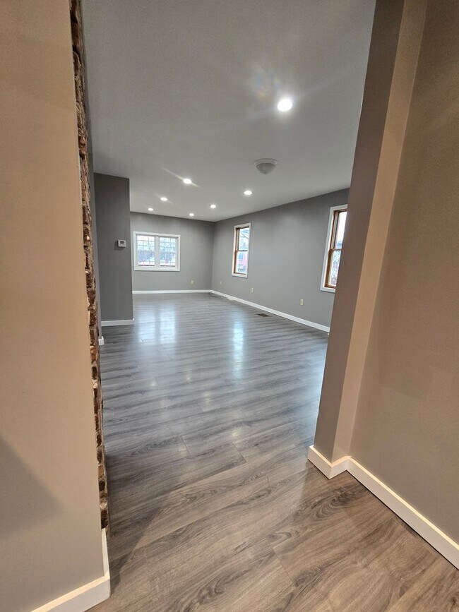 Building Photo - Updated 3br house!!