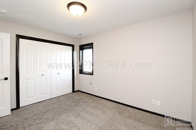 Building Photo - OVER 2000 SQ FT!!   5 Bedroom, 3.5 Bath Home in Urbandale