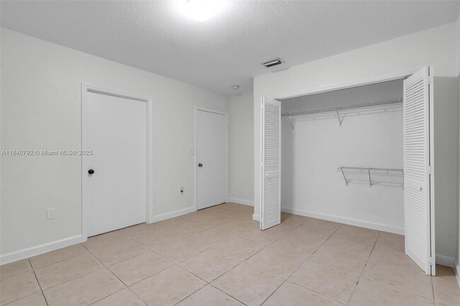 Building Photo - 2817 SW 39th Ave
