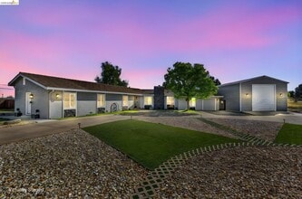 Building Photo - 59 Old Stagecoach Rd