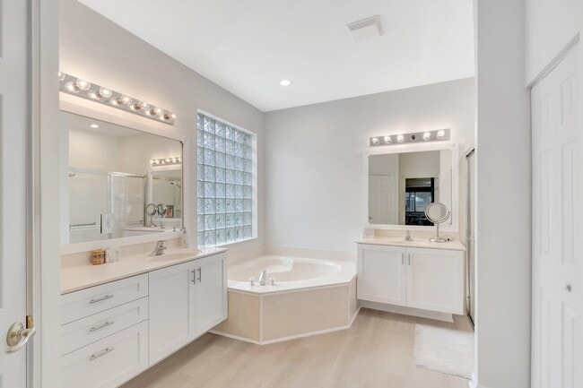Building Photo - 7566 Pebble Shores Terrace