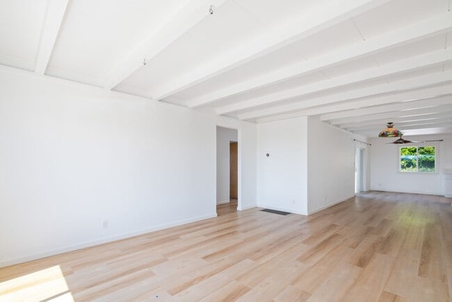 Building Photo - Pacific Ocean and Hillside Views