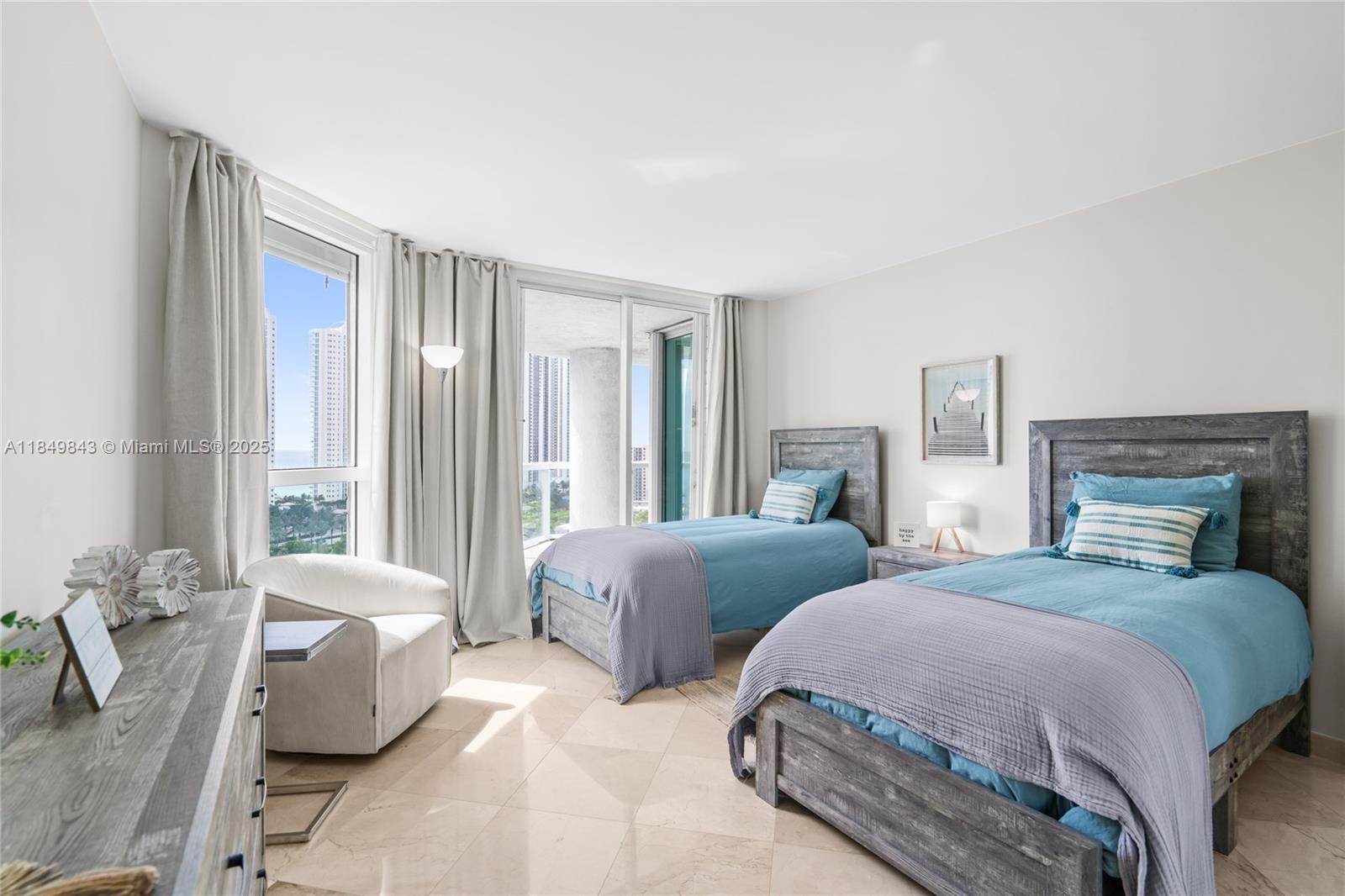 Building Photo - 16500 Collins Ave