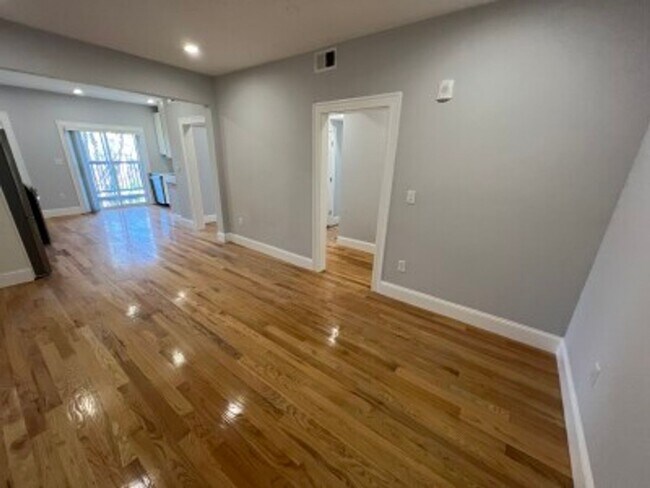 Building Photo - Beautiful Porter/Harvard 2 bedroom apartme...