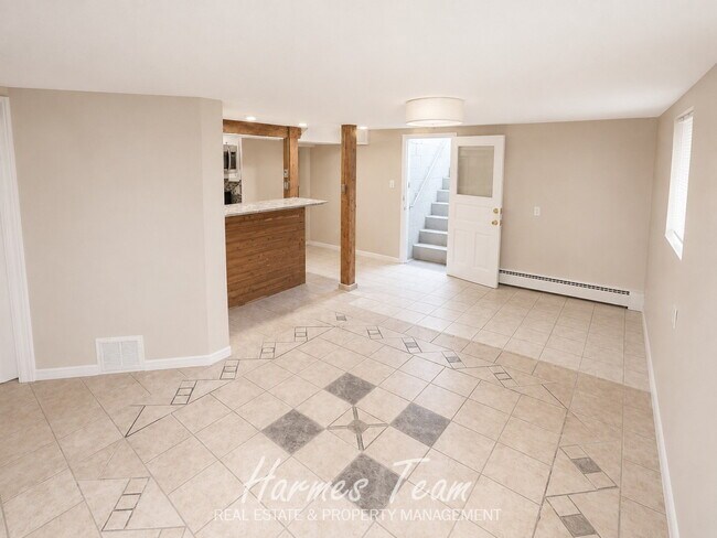 Building Photo - Spacious Basement Apartment with Private Entrance, Full Kitchen & In-Unit Laundry