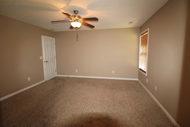 Building Photo - 2105 Hobbit Way
