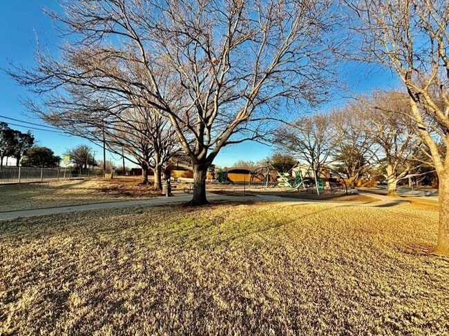 Building Photo - Bungalow close to the Lake