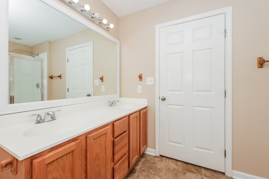 Building Photo - 2641 Churchill Dr