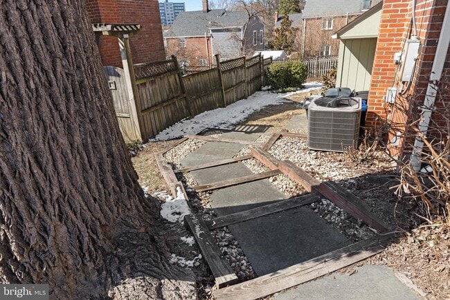 Building Photo - 1611 Ballard St