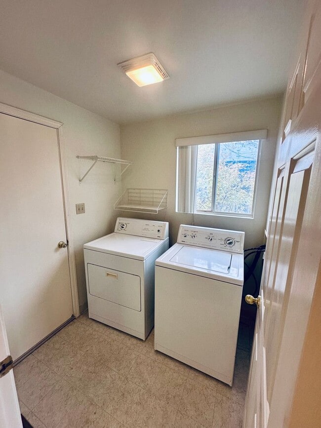 Building Photo - Spacious 3 Bedroom 2.5 Bath Home In NW Ren...