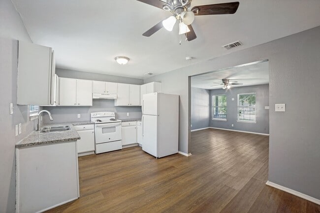 Building Photo - CHARMING HOME IN LOMA TERRACE