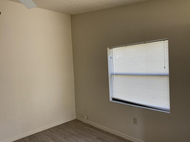 Building Photo - 491 N Sams Point
