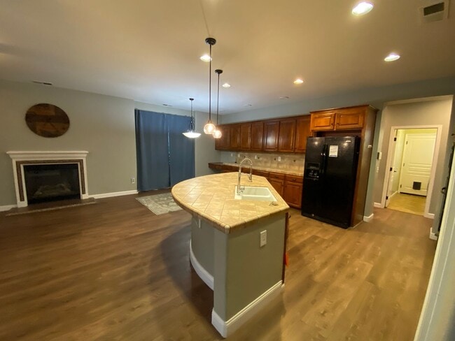 Building Photo - Big beautiful Home for rent in Visalia, Ca