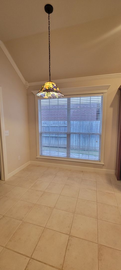 Building Photo - 1 Level Union School 3/2/2 w/ office and bonus room.